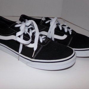 VANS YOUTH SIZE 5.0 BLACK & WHITE REALLY CLEAN THERE GOING TO BE IN STYLE!